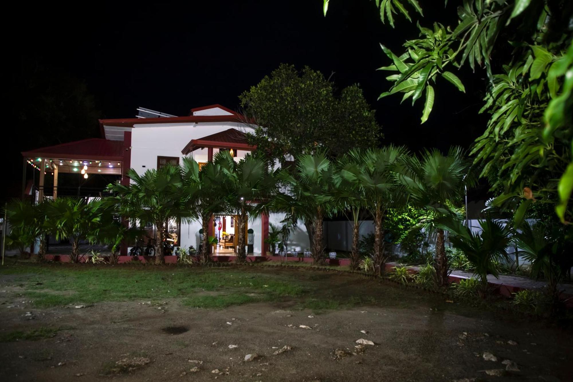 Golden Star Guest House Джафна Екстериор снимка