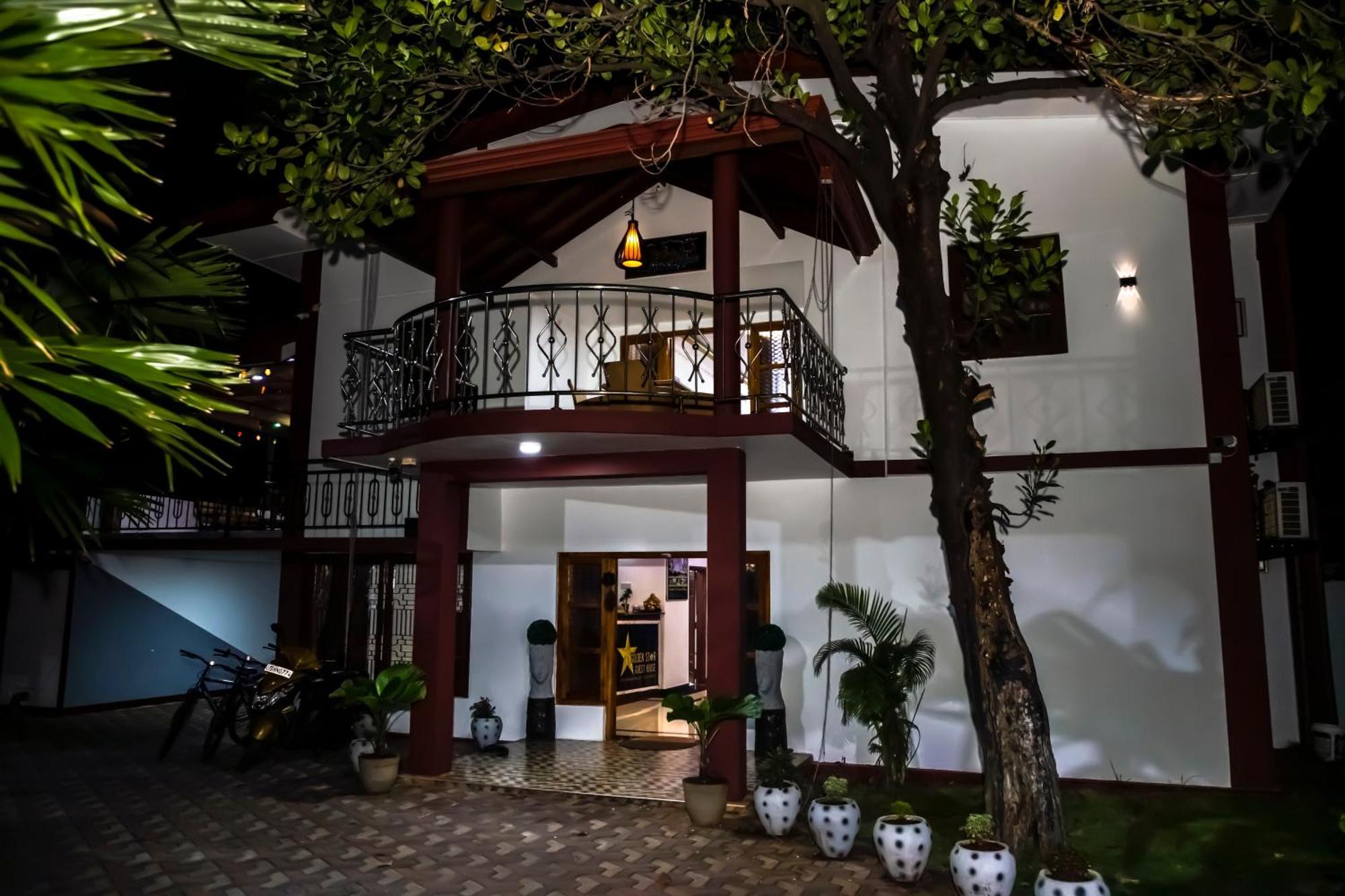 Golden Star Guest House Джафна Екстериор снимка